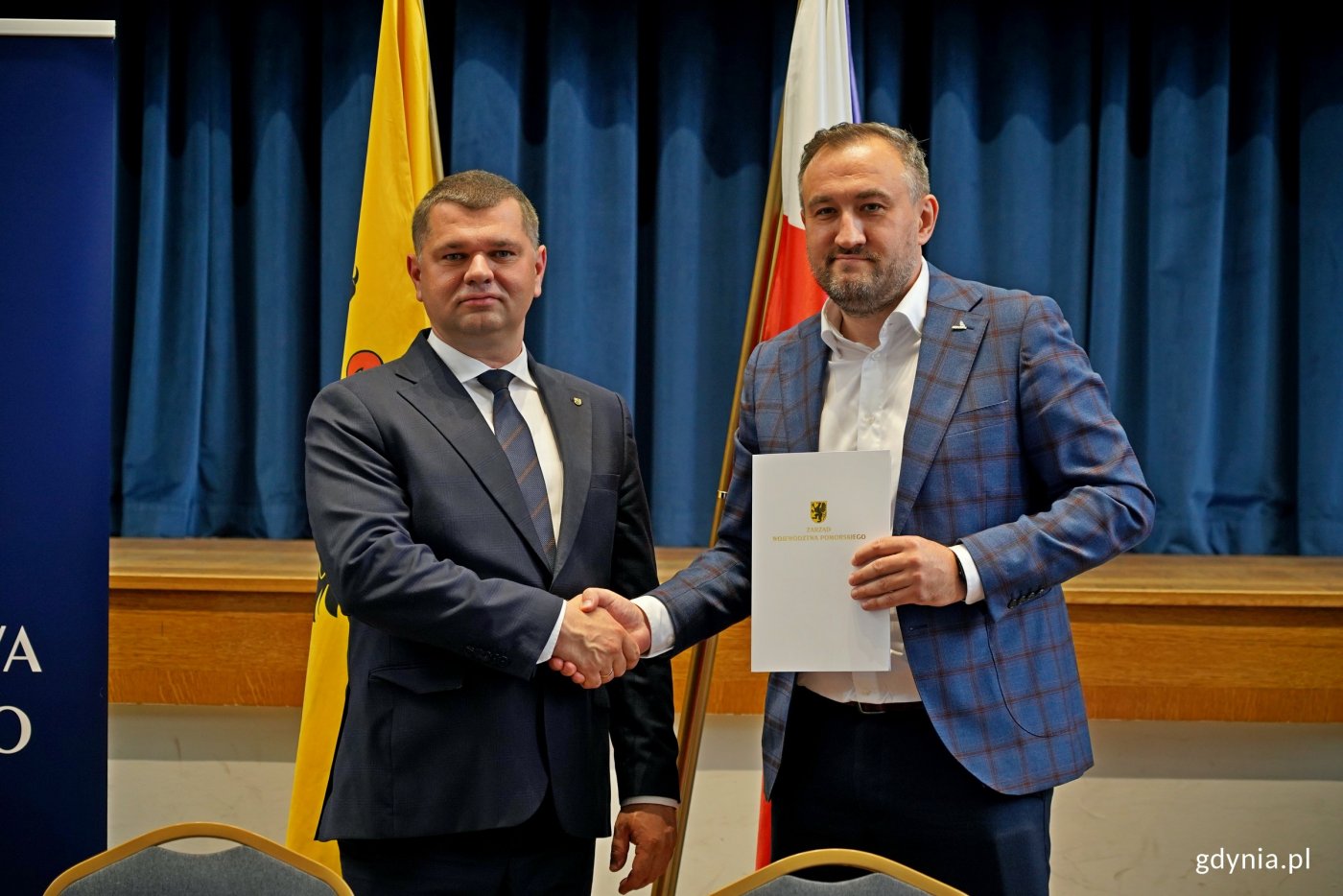 Od lewej: Adam Gawrylik – członek zarządu województwa pomorskiego i Tomasz Augustyniak – dyrektor zarządzający ds. społecznych Urzędu Miasta Gdyni z podpisanym porozumieniem dotyczącym  realizacji „Programu polityki zdrowotnej profilaktyki krztuśca w województwie pomorskim u osób 65+ z rozpoznaniem przewlekłych chorób układu oddechowego” (fot. Magdalena Czernek)