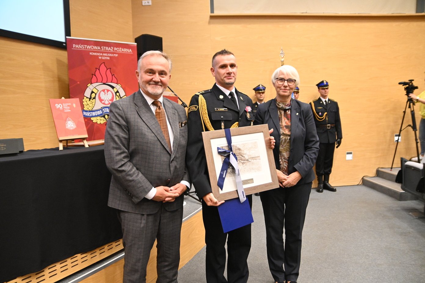 Uroczystość 90-lecia Państwowej Straży Pożarnej w Gdyni. Wojciech Szczurek, prezydent Gdyni i Marcin Nowak, Komendant Miejski PSP w Gdyni i Joanna Zielińska, Przewodnicząca Rady Miasta Gdyni. Fot. Zygmunt Gołąb. 