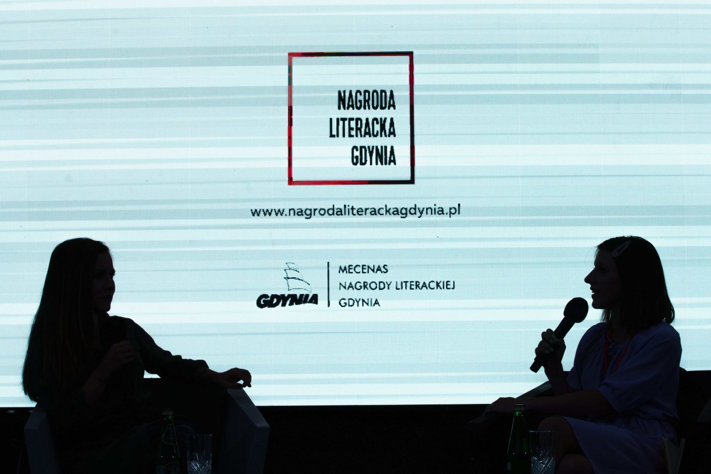 Festiwal Miasto Słowa towarzyszy Nagrodzie Literackiej Gdynia. Gościem wydarzenia będzie m.in. Dorota Masłowska. Na zdjęciu (po lewej) w rozmowie z Oglą Drendą (po prawej) w 2020 roku // fot. Anna Rezulak (archiwum 2020)