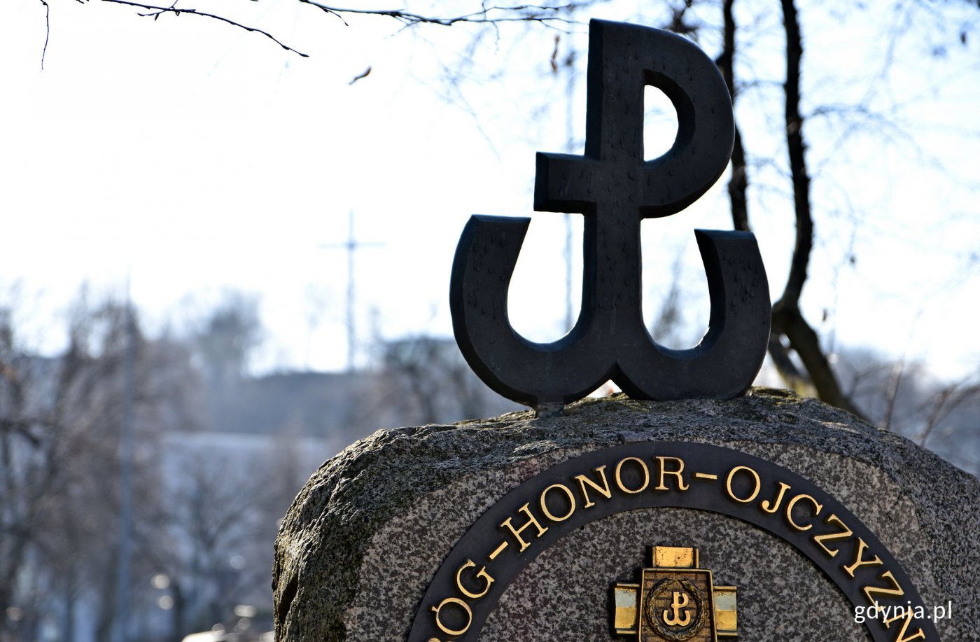 Symbol Polski Walczącej umieszczony na pomniku Armii Krajowej w Gdyni // fot. Kamil Złoch