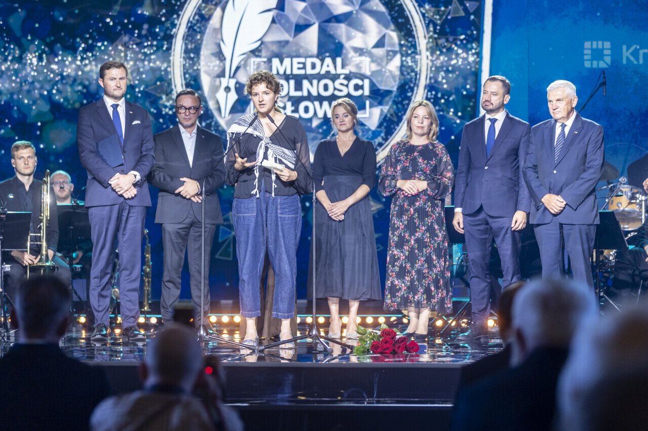 Dominika Lasota laureatką w kategorii obywatel/obywatelka. Na zdjęciu (od lewej): wiceprezydent Gdańska Piotr Grzelak, zastępca burmistrza Darłowa Krzysztof Walków, wiceprezydentka Sopotu Magdalena Cieślik, wiceprezydentka Gdyni Oktawia Gorzeńska, prezydent Krakowa Aleksander Miszalski, prezydent Białegostoku Tadeusz Truskolaski (fot. Piotr Wittman // gdansk.pl)