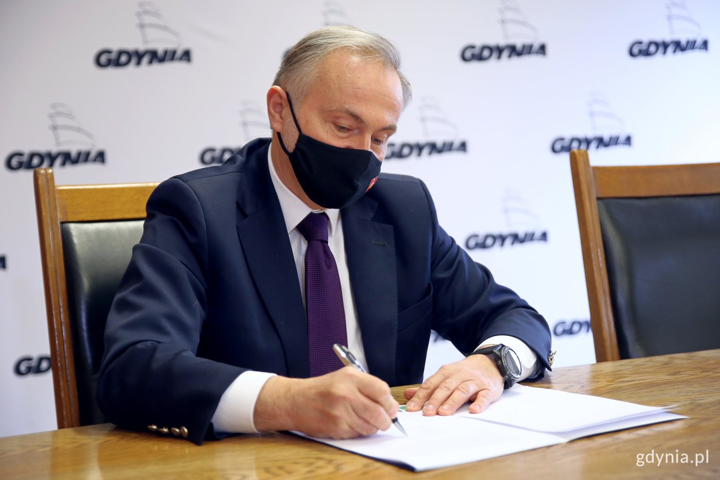 Wojciech Szczurek we wtorek podpisał dokumenty potwierdzające przystąpienie Gdyni do Green City Accord, fot. Przemysław Kozłowski