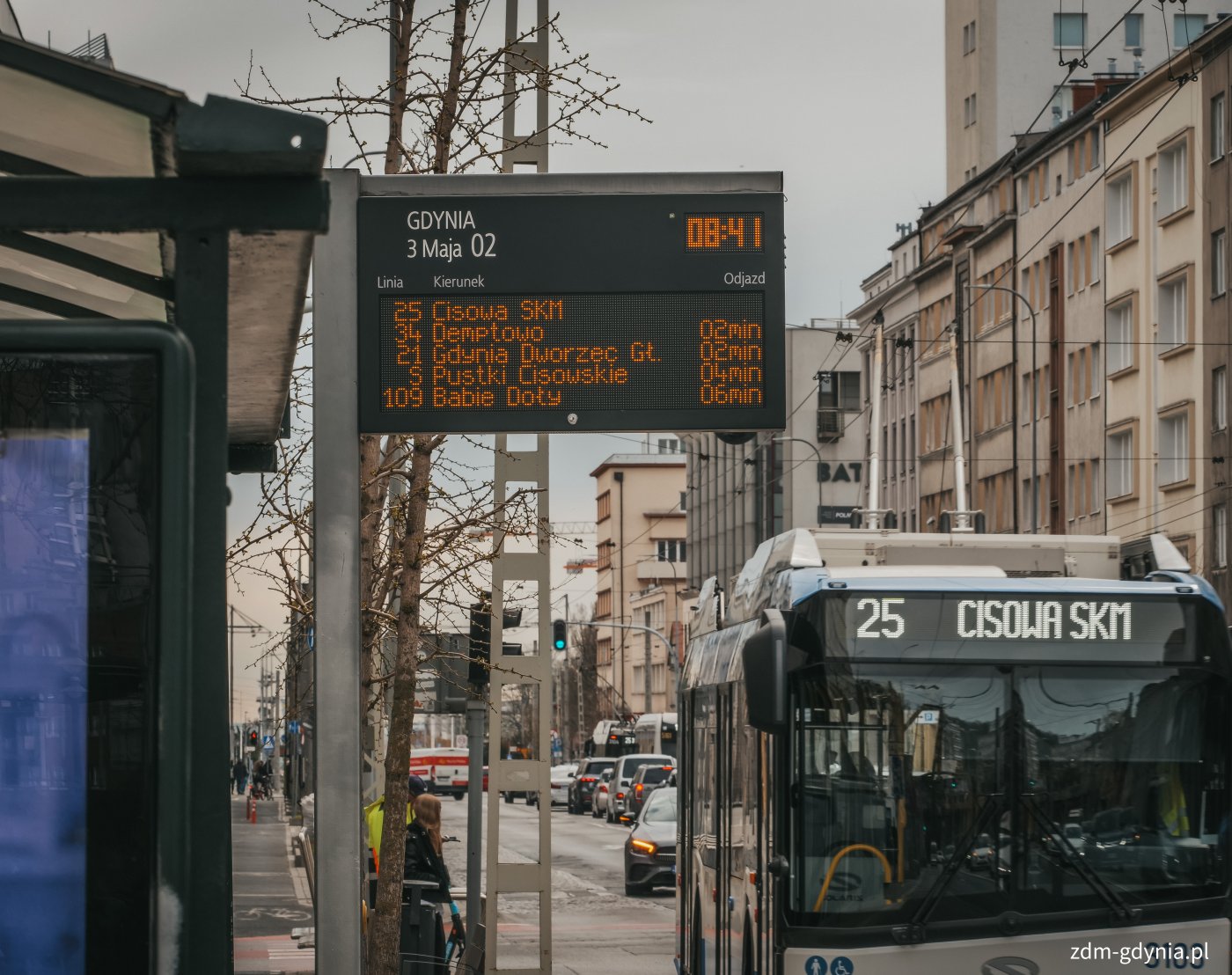 Istniejąca tablica informacji pasażerskiej na przystanku w Gdyni (fot. Marcin Mielewski, Zarząd Dróg Miejskich)