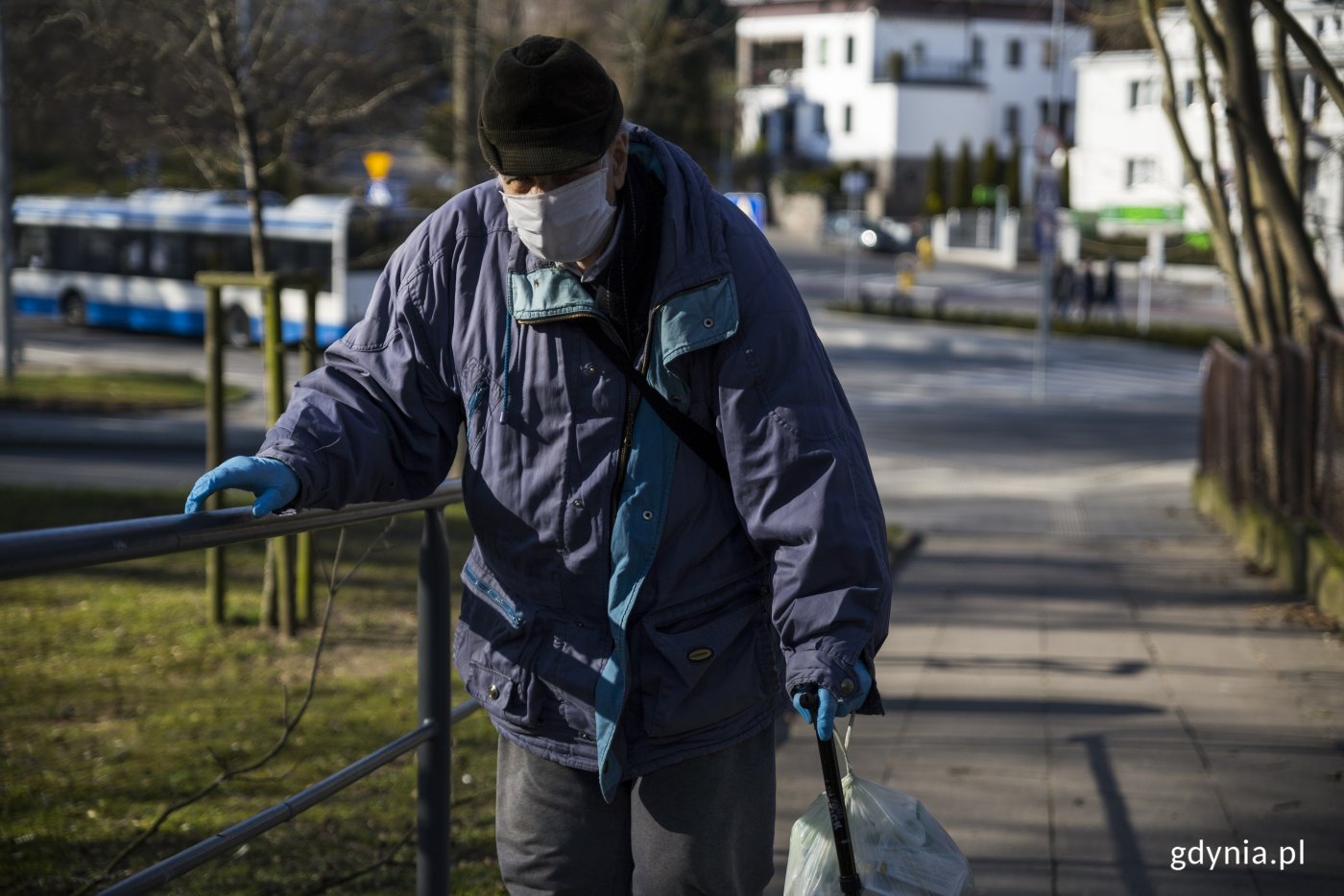 Senior z zakupami w czasie epidemii koronawirusa. Fot. Przemysław Kozłowski