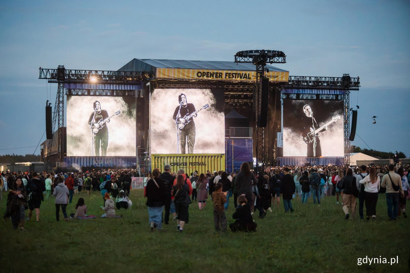 The XX wprowadziło na festiwalową scenę intymną atmosferę (fot. Karol Stańczak)
