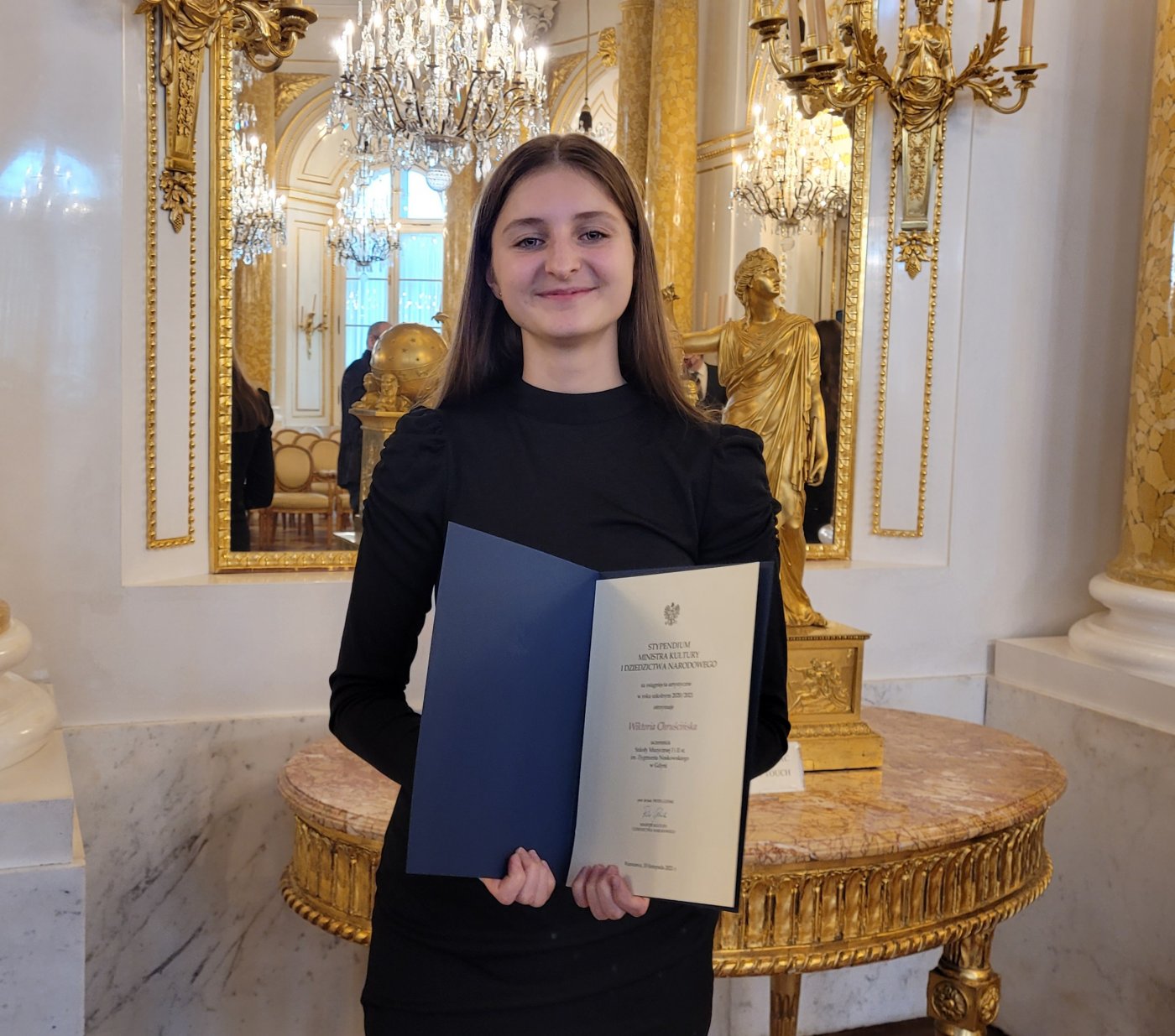 Wiktoria Chruścińska, uczennica Szkoły Muzycznej I i II stopnia im. Z. Noskowskiego w Gdyni otrzymała ministerialne stypendium podczas uroczystości na Zamku Królewskim w Warszawie // fot. materiały prasowe Szkoły Muzycznej I i II stopnia w Gdyni