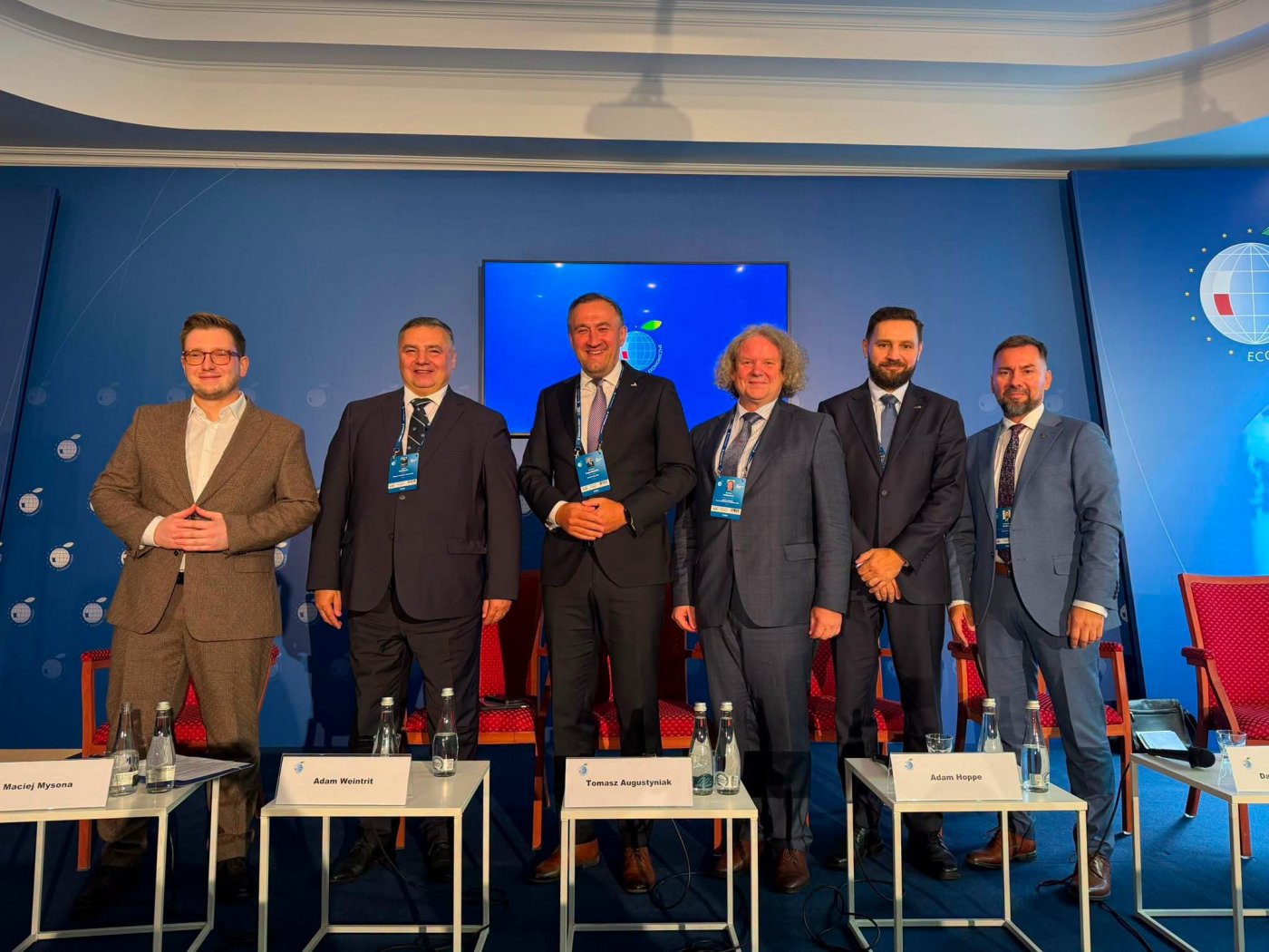 Na zdjęciu m.in.: prof. Adam Weintrit, rektor Uniwersytetu Morskiego w Gdyni, Adam Hoppe, dyrektor Biura Strategii i Rozwoju Portu Gdynia, Krzysztof Walczak, dyrektor Departamentu Zarządzania Bezpieczeństwem Portu Gdańsk, Dariusz Jellonnek, prezes zarządu Polskiego Związku Przedsiębiorców Żeglugowych (fot. materiały prasowe)