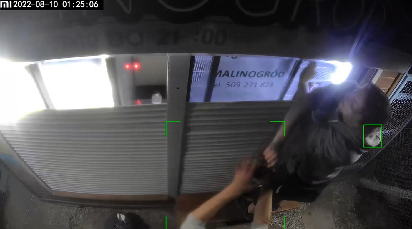 Obraz z monitoringu złodziei okradających sklepik zaufania w Malinogrodzie. Źródło: Malinogród & Malinowe Wzgórza