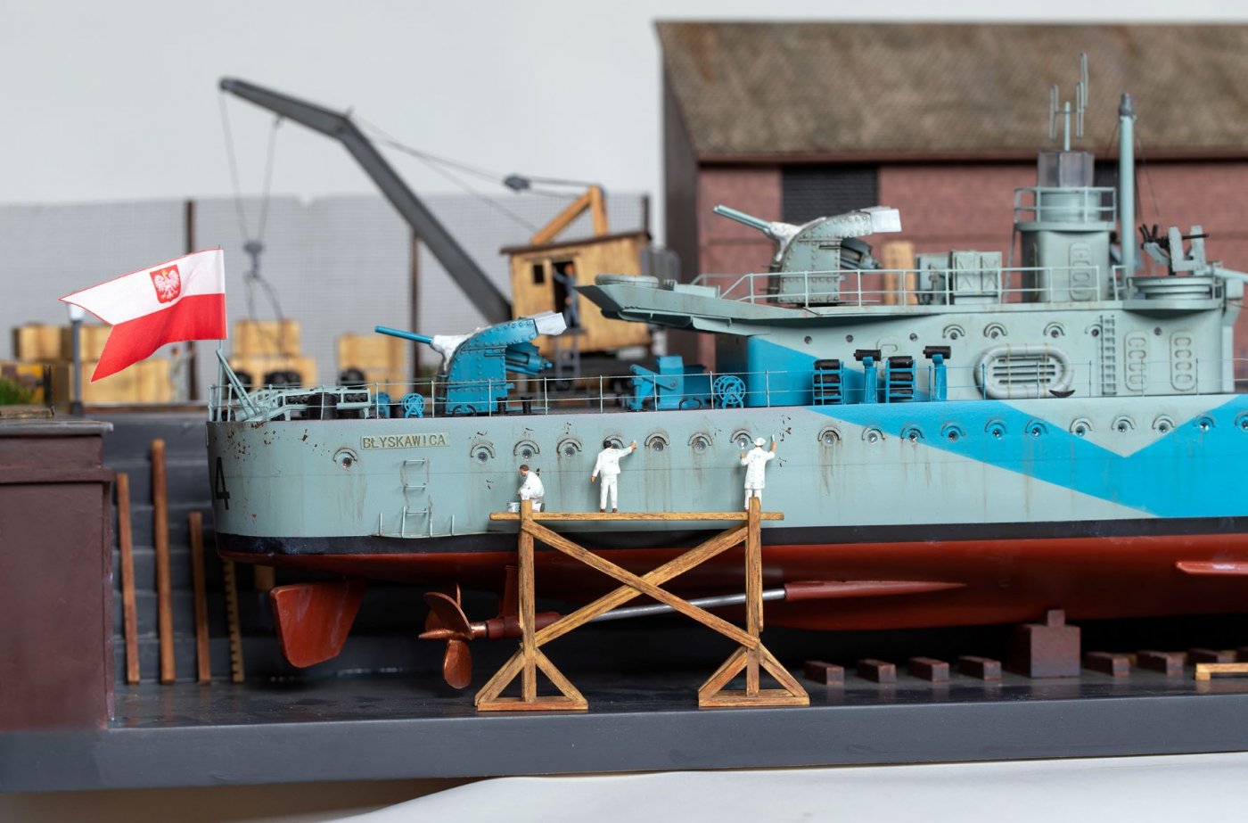 Taki wyjątkowy model ORP „Błyskawica”, w doku angielskiego Southampton, można teraz nabyć w Muzeum Marynarki Wojennej. Trzeba go samodzielnie poskładać i skleić, a całość waży około 14 kilogramów, fot. Muzeum Marynarki Wojennej w Gdyni