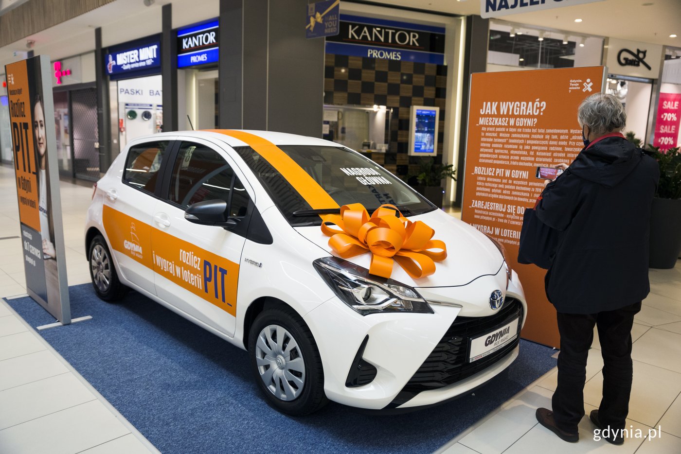 Hybrydowa Toyota Yaris to główna nagroda w loterii. Można ją oglądać w Centrum Riviera // fot. Przemysław Kozłowski