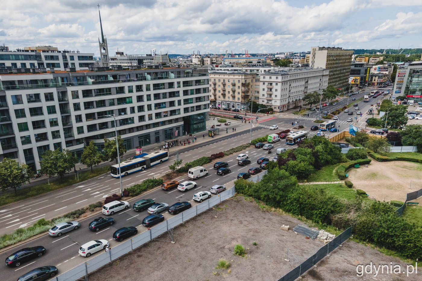 Nowa komercyjna inwestycja i park uzupełnią zabudowę w jednym z najważniejszych fragmentów gdyńskiego Śródmieścia. Inwestor przygotowuje teren pod budowę (widoczny w prawym dolnym rogu zdjęcia, ogrodzony płotem), fot. Konrad Maćkowiak
