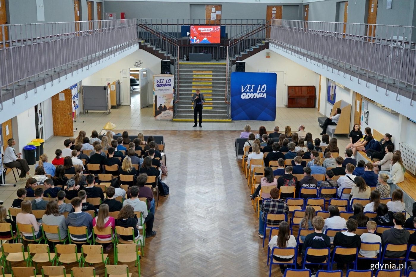 Uczestnicy kongresu „Zdrowe Głowy”  zgromadzeni na holu ZSSO w Gdyni (fot. Magdalena Czernek)