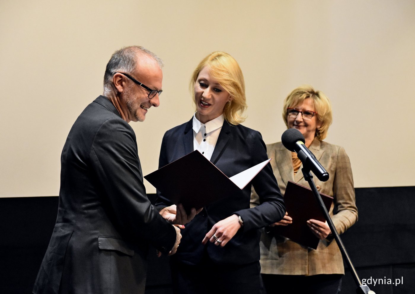 Wiceprezydent Gdyni ds. innowacji, Michał Guć odbiera dyplom z rąk Agnieszki Kapały-Sokalskiej z Zarządu Województwa Pomorskiego, fot. Kamil Złoch