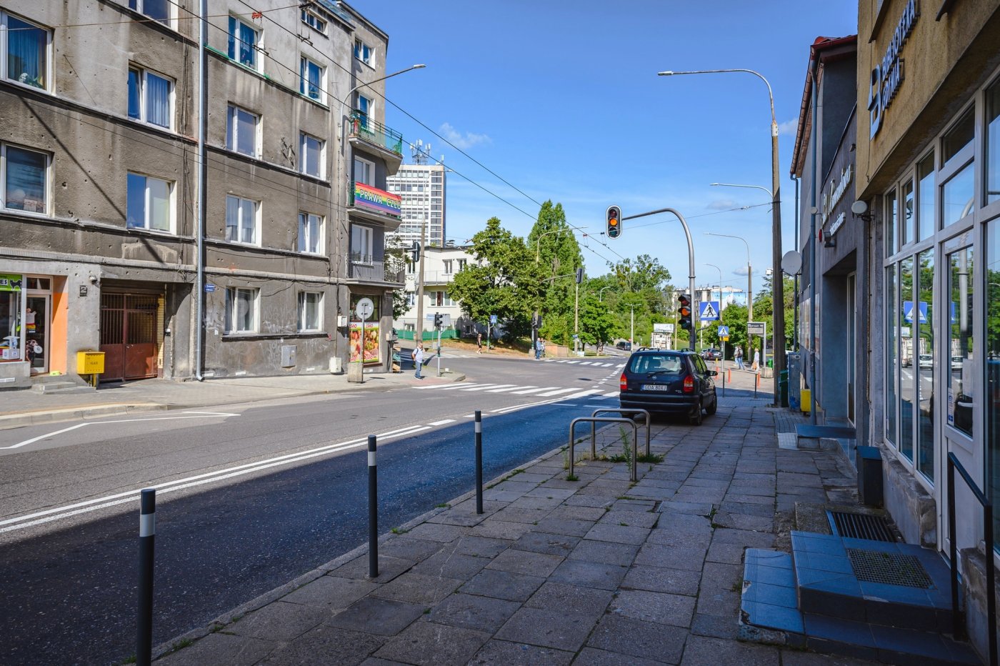 Chodnik i słupki wygradzające po prawej stronie ul. Warszawskiej w kierunku ul. Morskiej. Fragment przy skrzyźowaniu z ul. Wolności // fot. #dzielnicewGdyni