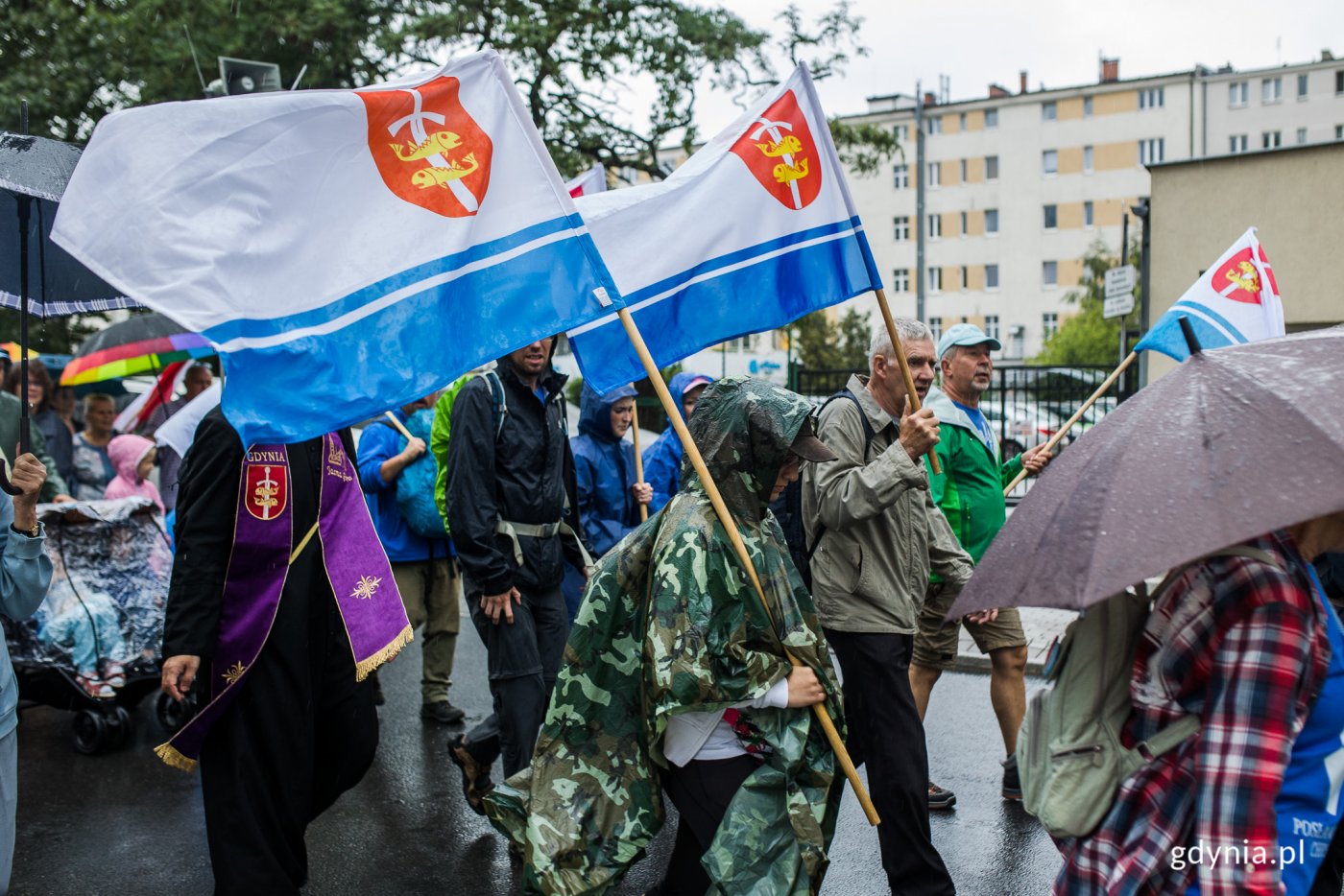 Uczestnicy 37. Gdyńskiej Pieszej Pielgrzymki na Jasną Górę z flagami w rękach // fot. Karol Stańczak