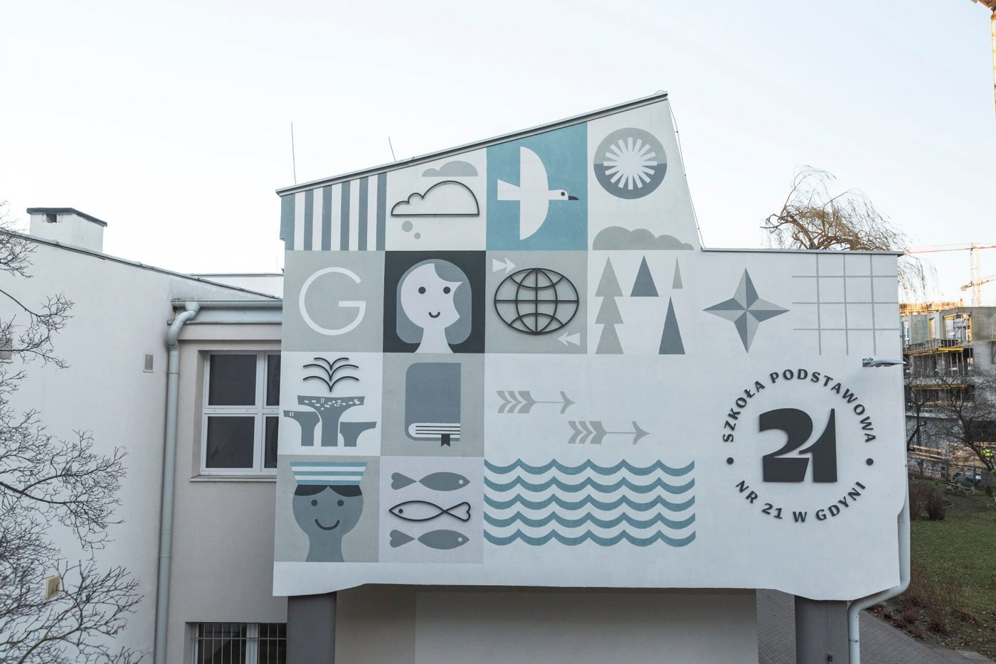 Metalograficzny mural na Szkole Podstawowej nr 21 w Gdyni. Fot. Rafał Kołsut / Traffic Design