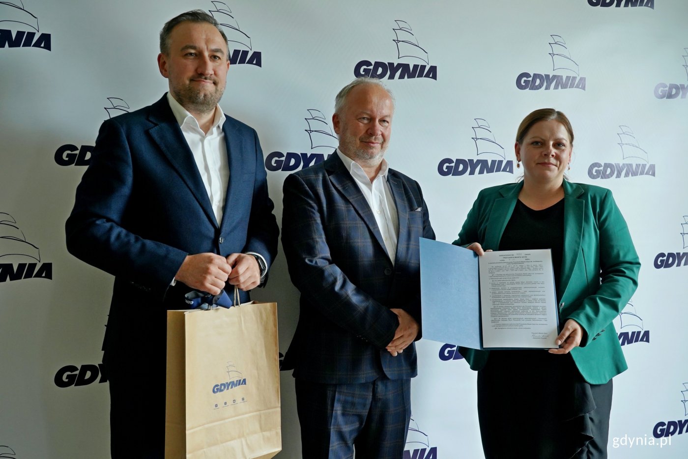 Prezydent Gdyni Aleksandra Kosiorek i Tomasz Augustyniak - dyrektor zarządzający ds. społecznych Urzędu Miasta Gdyni podczas powołania Krzysztofa Jankowskiego na pełnomocnika ds. kombatantów i osób represjonowanych (fot. Magdalena Czernek)