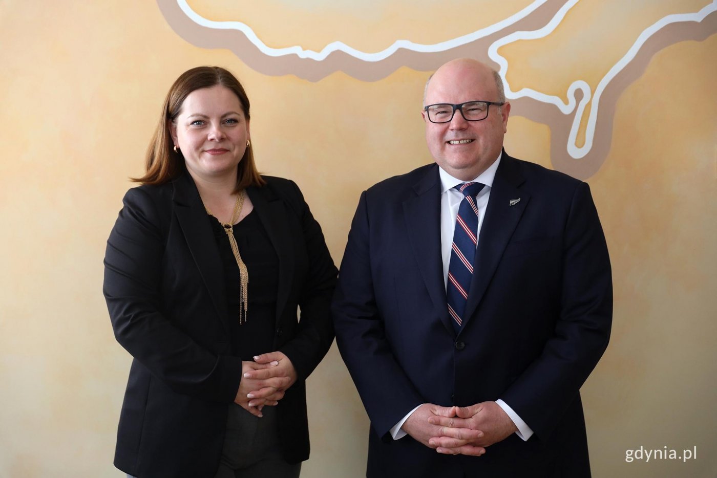 Na zdjęciu prezydent Gdyni Aleksandra Kosiorek i Paul Ballantyne pełniący funkcję ambasadora Nowej Zelandii w Polsce podczas spotkania w urzędzie miasta (fot. Karolina Szypelt)