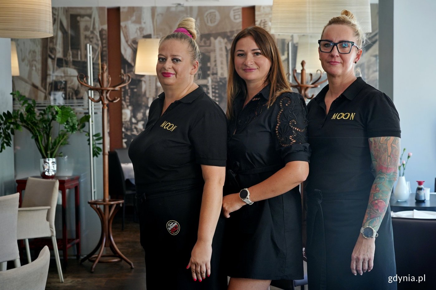 Karolina Płocka – managerka restauracji Moon w Gdyni wraz z dwoma członkiniami zespołu (fot. Magdalena Czernek)