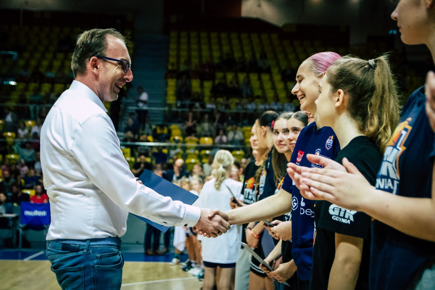 Jakub Ubych, Wiceprzewodniczący Rady Miasta Gdyni składający gratulacje dla zawodniczek GTK Gdynia.