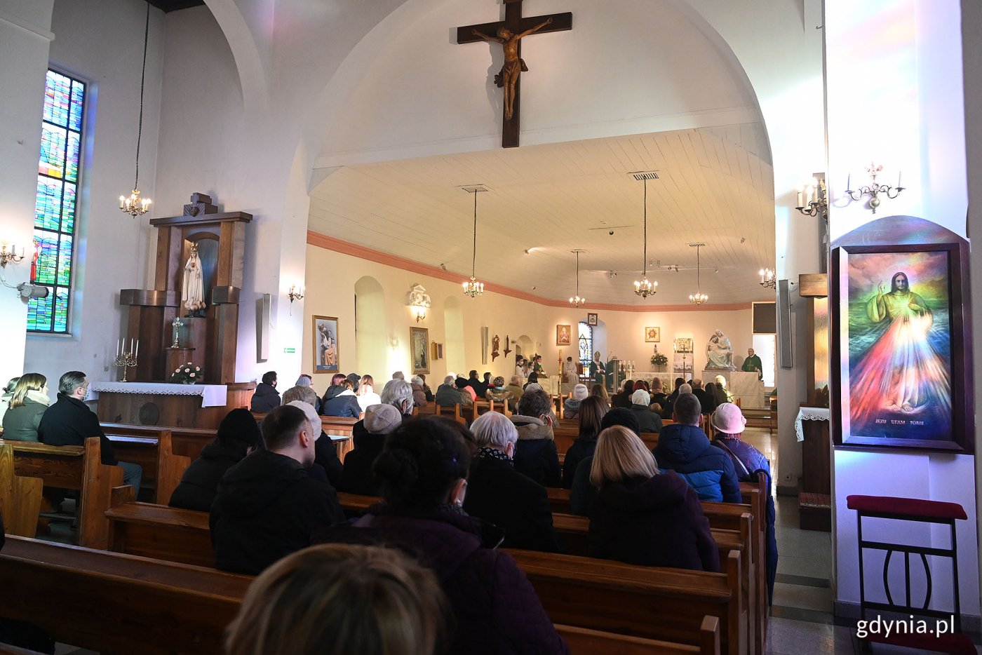 Msza święta dziękczynna za odnowienie kościoła i odsłonięcie zabytkowego sufitu prezbiterium - najstarszej części kościoła Matki Bolesnej w Gdyni Orłowie. Fot. Michał Puszczewicz