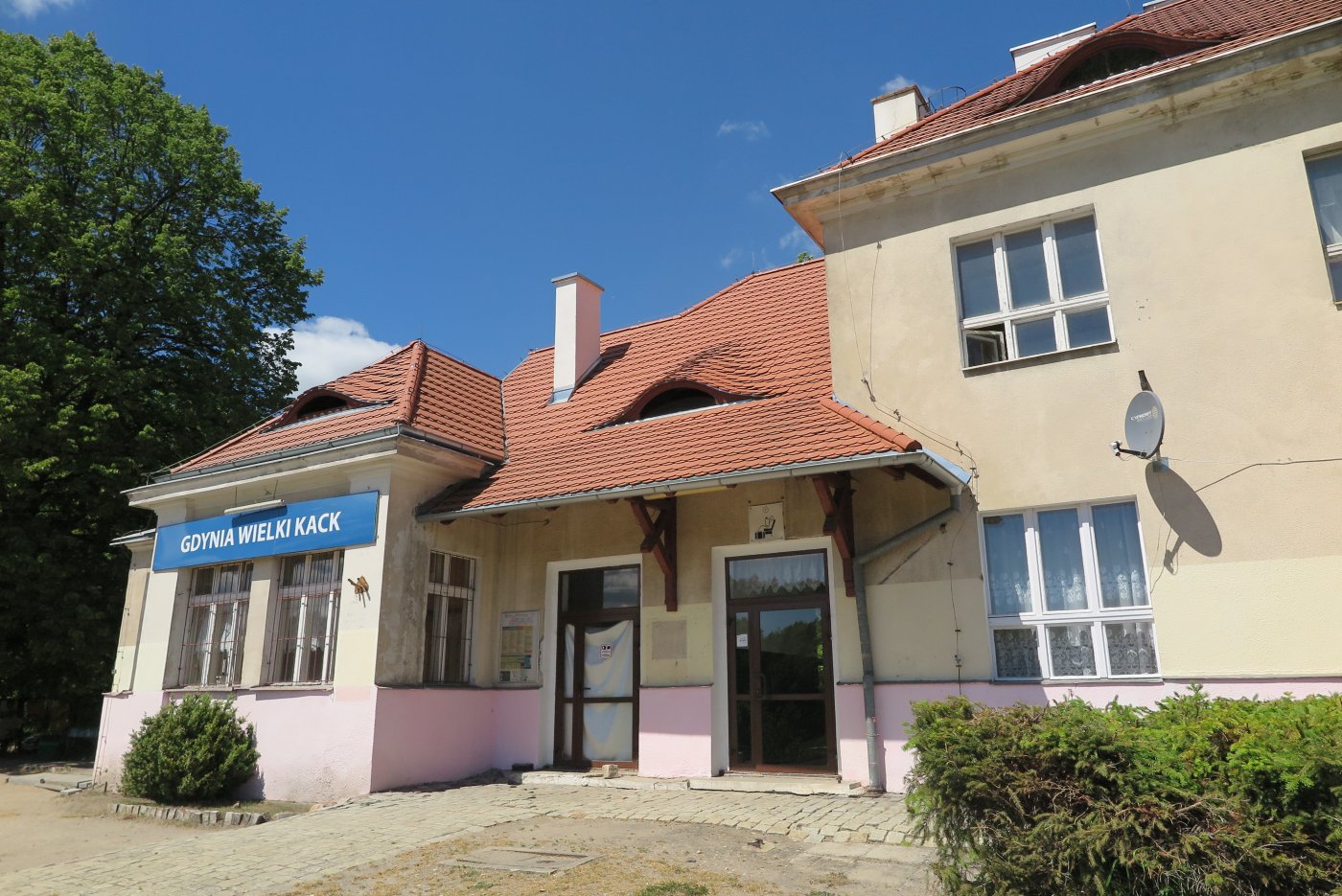 Budynek stacji kolejowej Wielki Kack (1929-1930) został wpisany do rejestru zabytków województwa pomorskiego, fot. C. Łozowska 