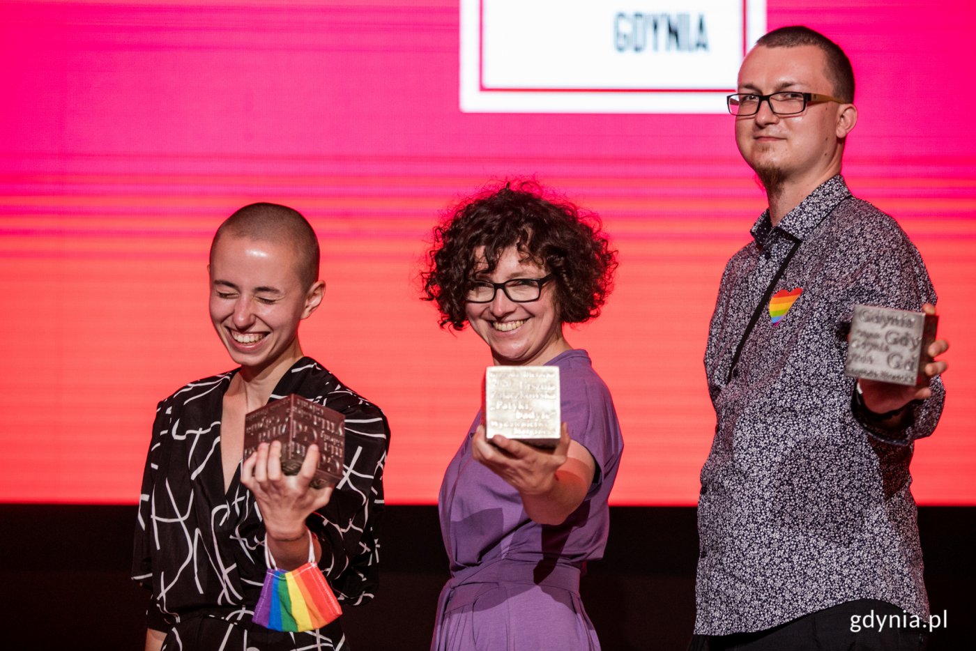 Radość trójki laureatów Nagrody Literackiej Gdynia. Na zdjęciu od lewej: Dorota Kotas (proza), Urszula Zajączkowska (esej) i Tomasz Bąk (poezja). Nagrodę otrzymał również nieobecny na gali Piotr Sommer (przekład) // fot. Karol Stańczak