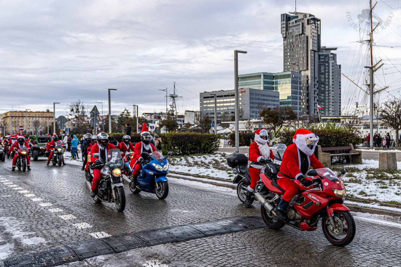 W tym roku mikołaje wyruszą z Gdańska, a paradę zakończą w Gdyni (fot. Trójmiejskie Stowarzyszenie Motocyklowe/archiwum)