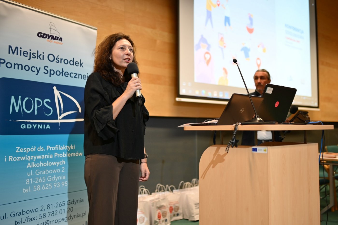 Konferencję prowadzili: Aleksandra Rusak, kierownik Zespołu Profilaktyki i Rozwiązywania Problemów Alkoholowych MOPS i Piotr Harhaj, dyrektor gdyńskiego Centrum Samopomocy (fot. MOPS w Gdyni)