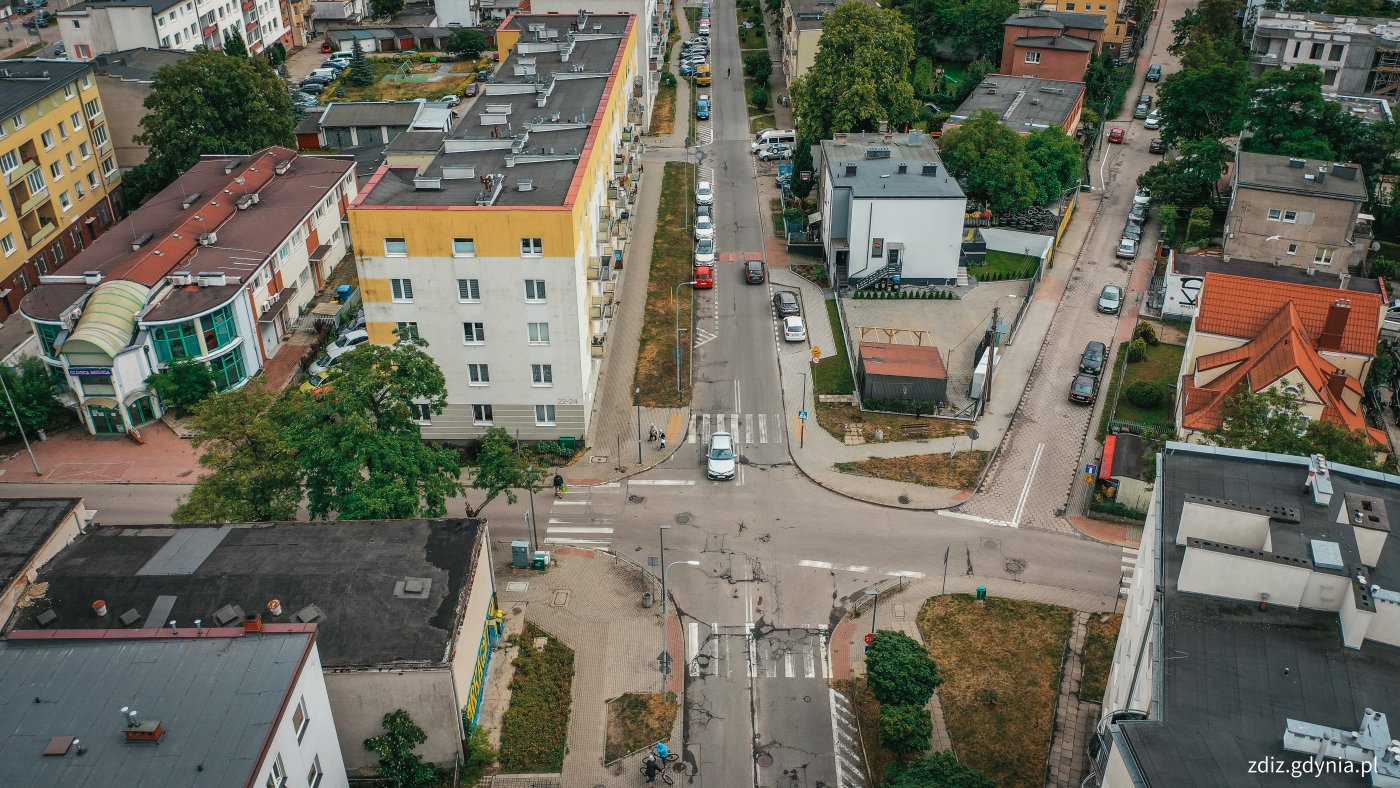 widok z góry na skrzyżowanie, widoczny ruch uliczny, budynki