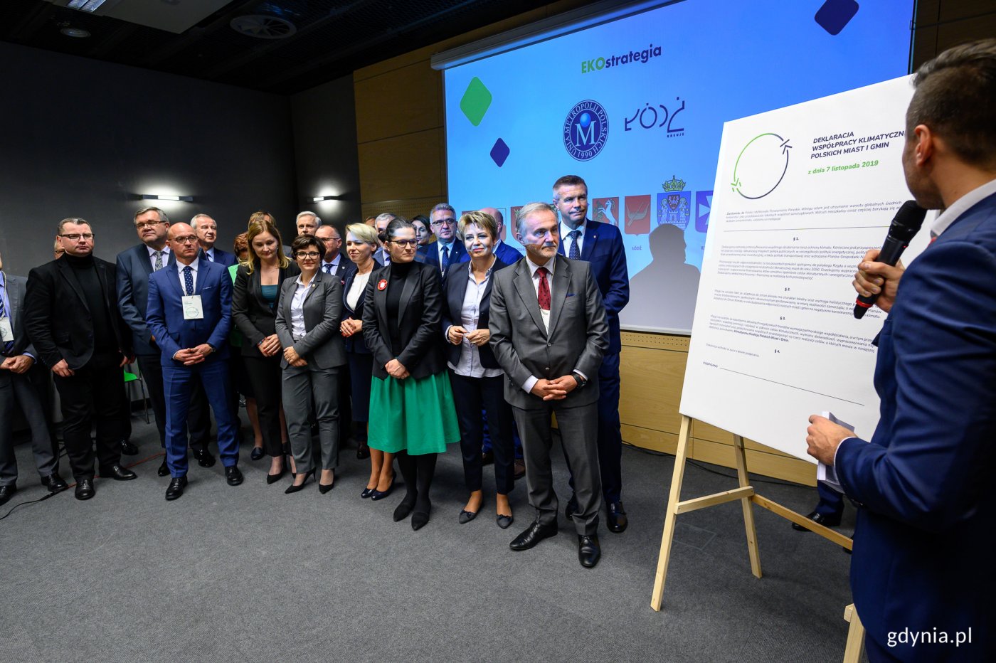 Samorządowcy z wielu polskich miast i gmin podpisali „Deklarację współpracy klimatycznej polskich miast i gmin” i zawiązali tym samym pakt Klimatycznej Koalicji. Z ramienia Gdyni dokument sygnował prezydent Wojciech Szczurek // fot. Dawid Linkowski