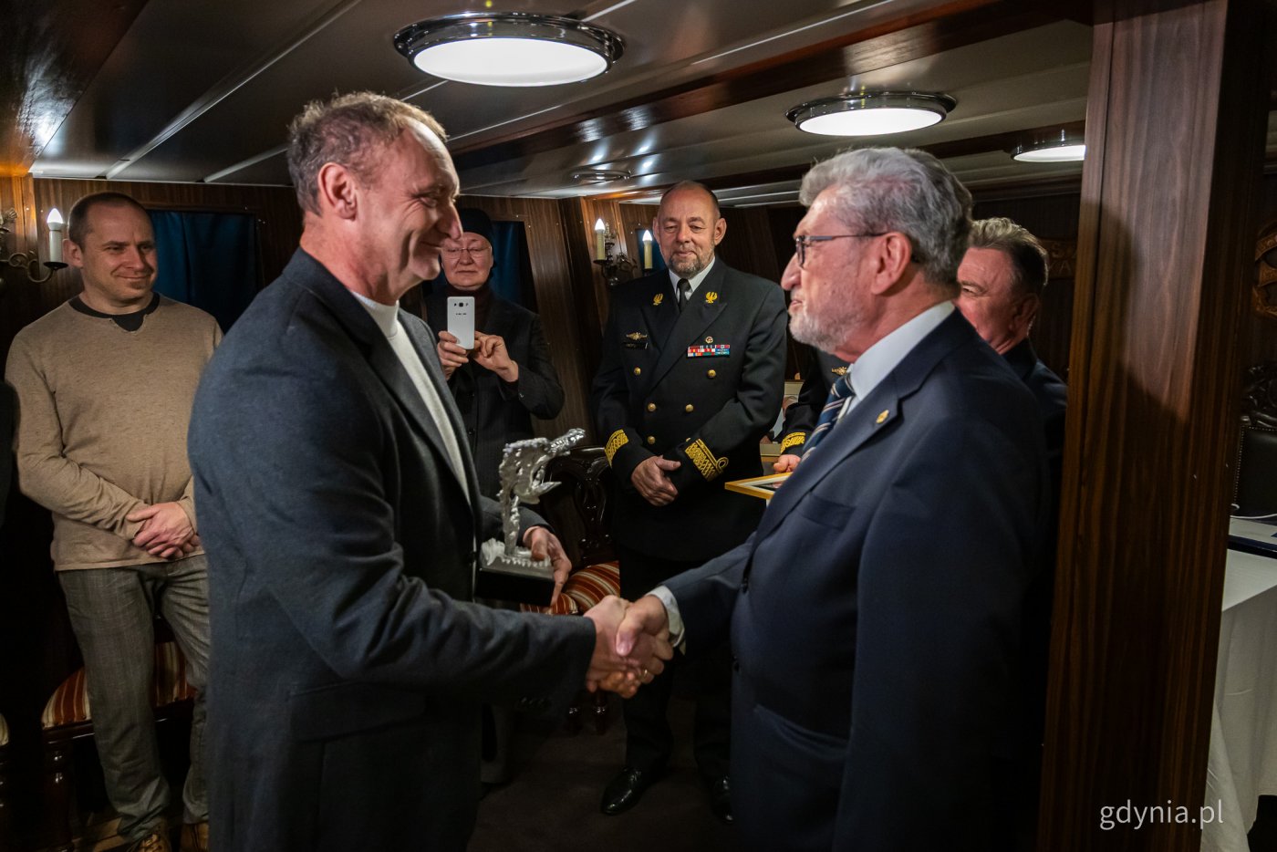 Przewodniczący Rady Budowy Okrętów (RBO) kmdr w st. spocz. prof. dr hab. Andrzej Makowski (z prawej) wręcza pierwszą nagrodę Marcinowi Busiowi, wiceprezesowi Charter Navigator (fot. Kamil Złoch)