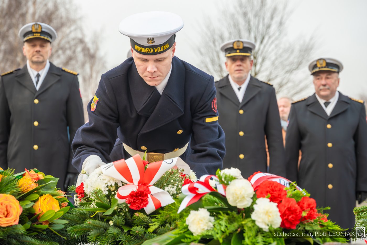 Marynarz składający kwiaty przy Kwaterze Pamięci na cmentarzu Marynarki Wojennej podczas uroczystości upamiętniających marynarzy represjonowanych przez władze komunistyczne w okresie powojennym (fot. st. chor. szt. mar. Piotr Leoniak/ 3. Flotylla Okrętów)