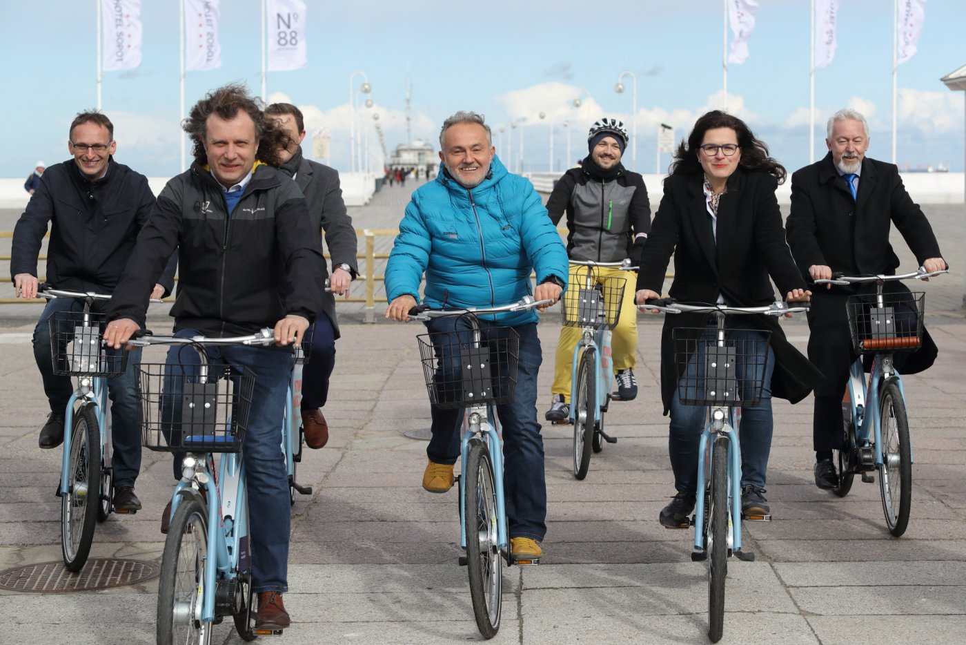 Na inaugurację pierwszymi rowerami przyjechali prezydenci Trójmiasta: od lewej Jacek Karnowski - prezydent Sopotu, Wojciech Szczurek - prezydent Gdyni i Aleksandra Dulkiewicz - prezydent Gdańska, fot. Grzegorz Mehring