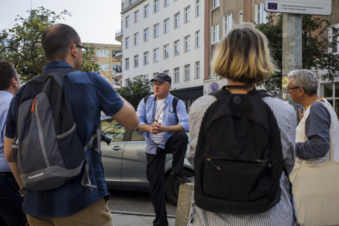 Przewodnik turystyczny Jarosław Kaczmarczyk podczas Weekendu Architektury w Gdyni w 2018 roku. Fot. Przemysław Kozłowski / Agencja Rozwoju Gdyni