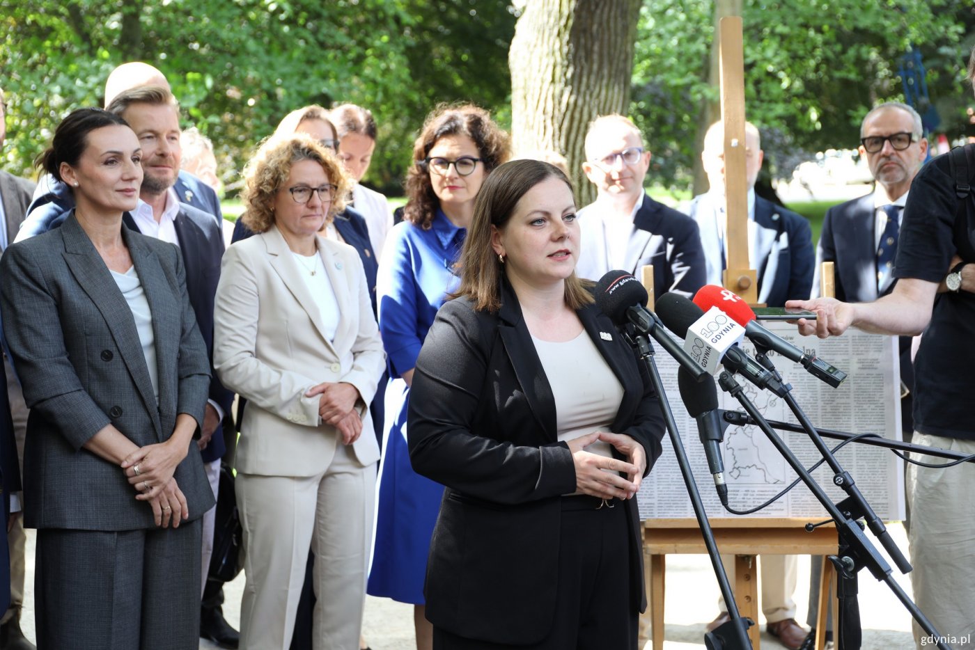 Przy mikrofonie prezydent Gdyni Aleksandra Kosiorek. Na zdjęciu także m.in.: senator RP Ryszard Świlski, wojewoda pomorska Beata Rutkiewicz, wicemarszałek województwa pomorskiego Marcin Skwierawski, prezydent Gdańska Aleksandra Dulkiewicz i prezydentka Sopotu Magdalena Czarzyńska-Jachim (fot. Magda Śliżewska)
