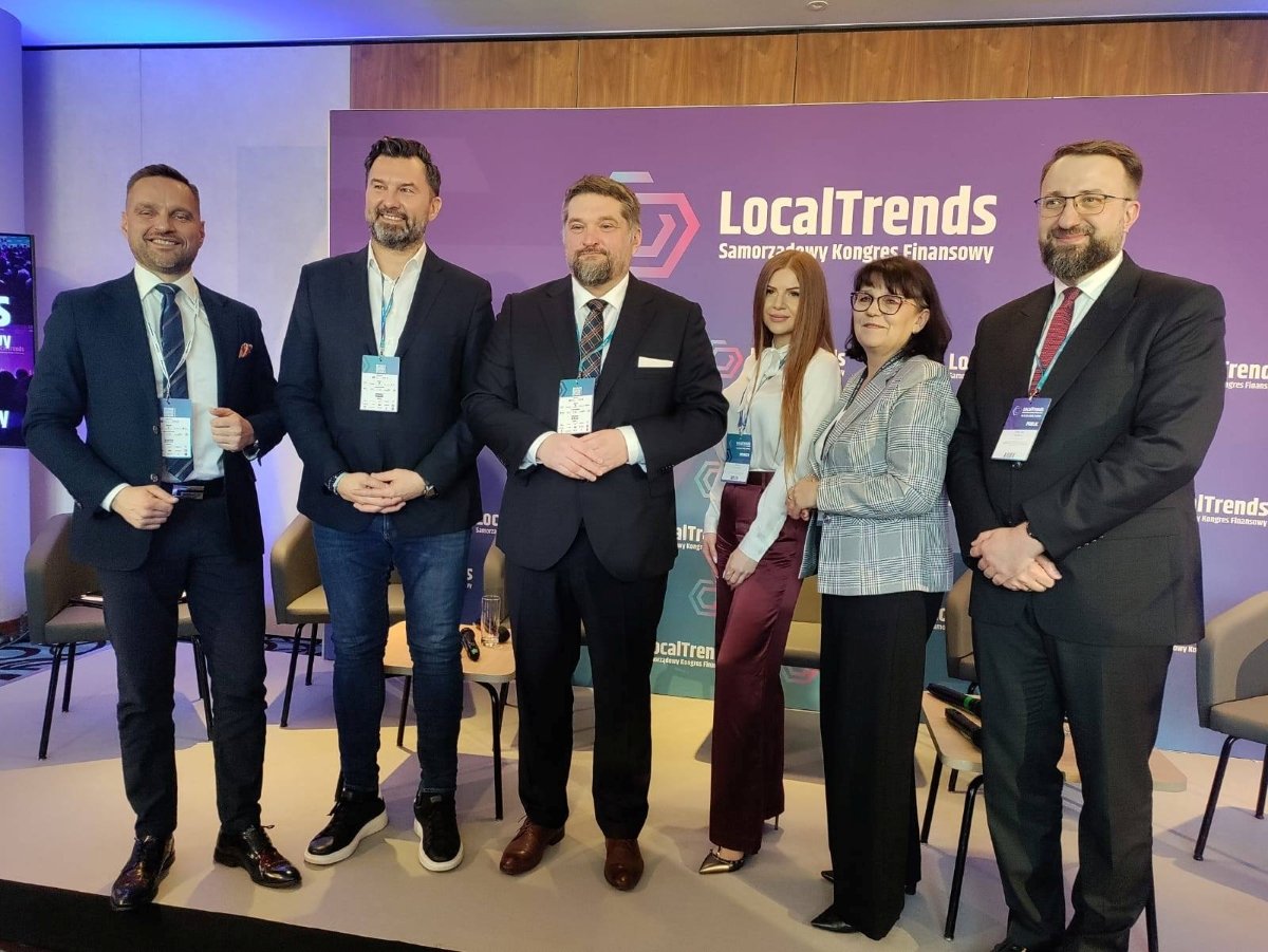 Uczestnicy panelu dyskusyjnego podczas Samorządowego Kongresu Finansowego #LokalTrends 2025 w Sopocie. Na zdjęciu uczestnicy debaty, od lewej: Sławomir Kalinowski – kierownik Zakładu Ekonomii Wsi, Instytut Rozwoju Wsi i Rolnictwa Polskiej Akademii Nauk, Tomasz Wojtkiewicz – prezes Zarządu Grupy Nextbike, Tadeusz Szemiot – przewodniczący Rady Miasta Gdyni,  Anna Kurniewicz – ekspertka w zespole Badań i Analiz Samorządowych Narodowego Instytutu Samorządu Terytorialnego, Barbara Dykier – wójt gminy Redzikowo oraz Maciej Kiełbus – partner, ZIEMSKI&PARTNERS Kancelaria Prawna Kostrzewska Kołodziejczak i Wspólnicy (fot. materiały prasowe // Tadeusz Szemiot - Przewodniczący Rady Miasta Gdyni)