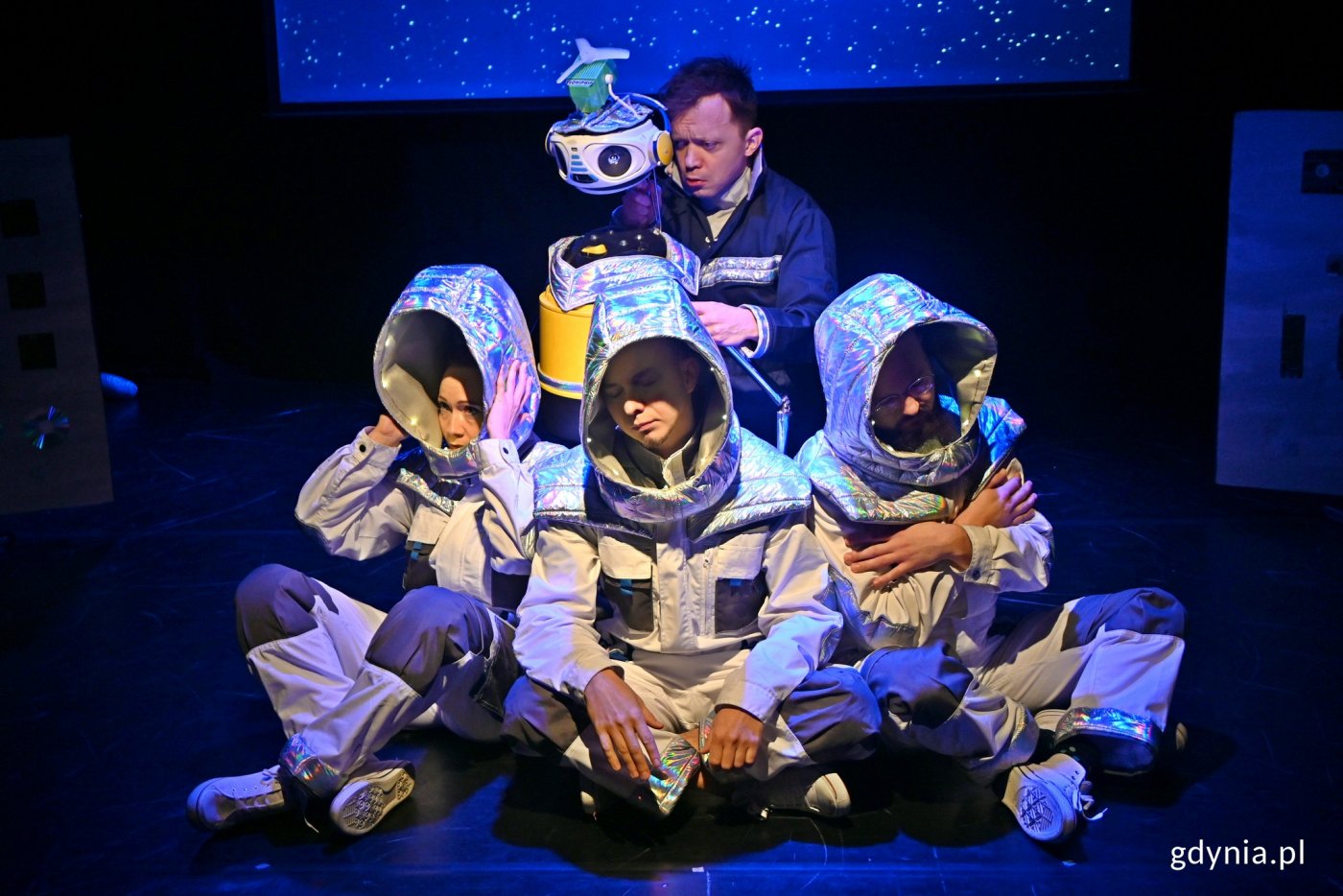 „Dlaczego nie lecimy do gwiazd?” to nowy spektakl Teatru Gdynia Główna. Na zdjęciu aktorzy wcielający się w astronautów i STASIU // fot. Magdalena Czernek