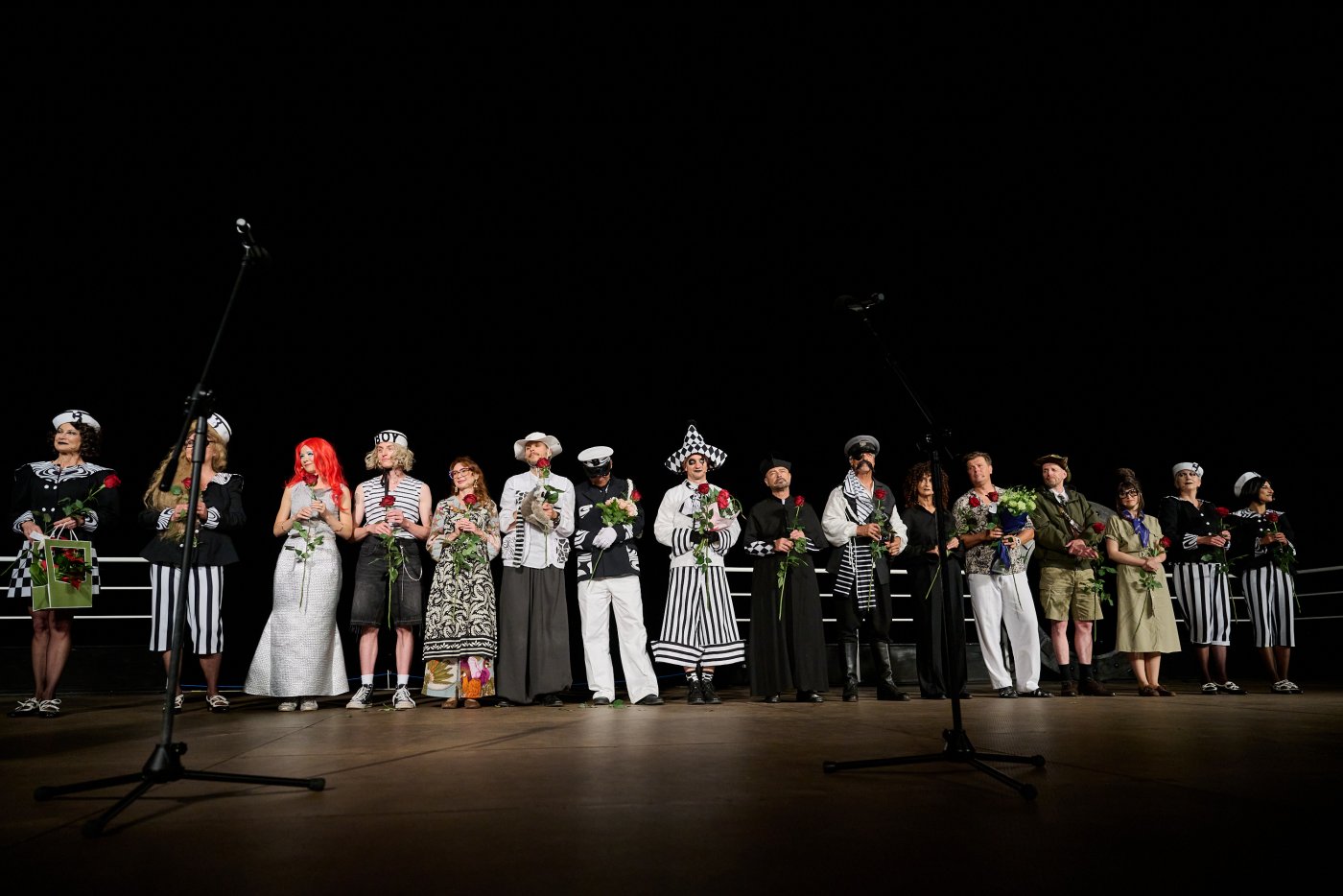 Aktorki i aktorzy Teatru Miejskiego w Gdyni na Scenie Letniej po ostatnim w tym sezonie spektaklu (fot. Piotr Pędziszewski/Teatr Miejski w Gdyni)