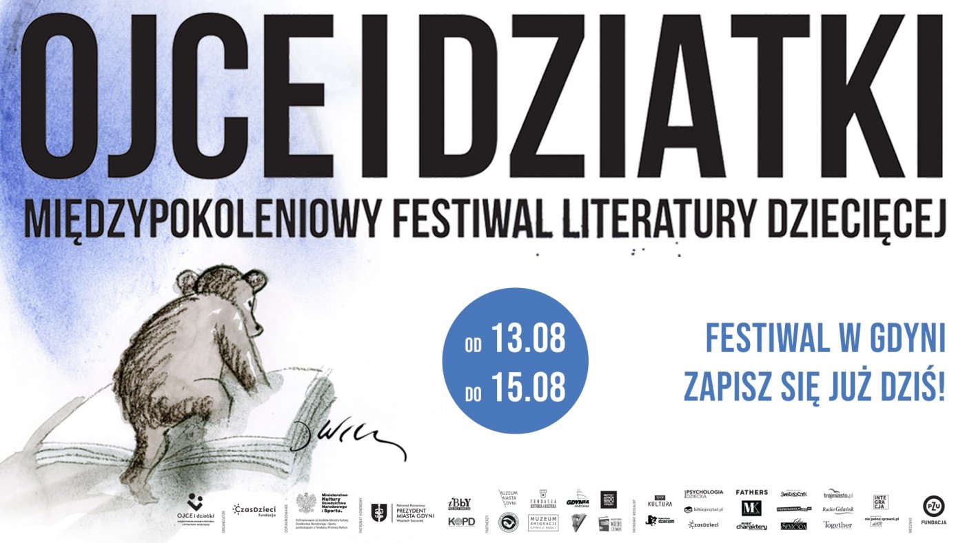 Baner festiwalu Ojce i Dziatki. Na białym tle, po lewej stronie widoczny rysunkowy, szary miś. Napis na grafice: Ojce i Dziatki - Międzypokoleniowy Festiwal Literatury Dziecięcej 13-15.08 Gdynia. Mat. prasowe