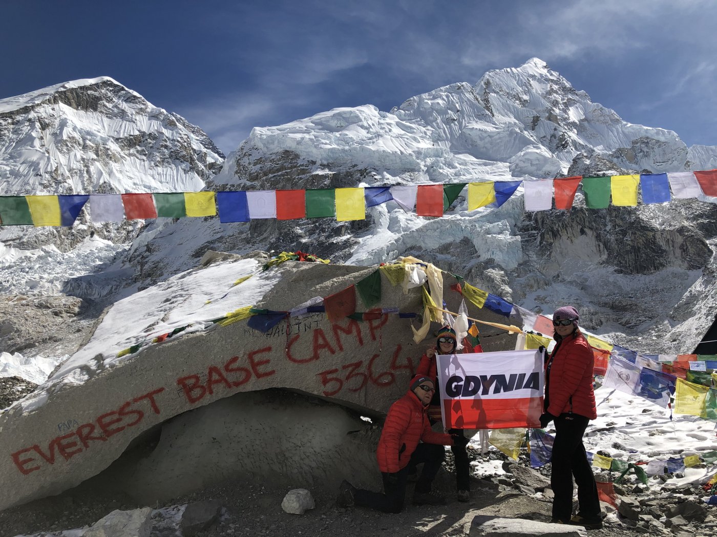 Gdynianki Monika Todorow-Wrycza i Joanna Orlińska oraz Janusz Kalinowski, wiceprezes klubu sportowego Polskie Himalaje w bazie pod Mount Everestem 5364 m. n.p.m. // fot. materiały własne: Monika Todorow-Wrycza / Joanna Orlińska