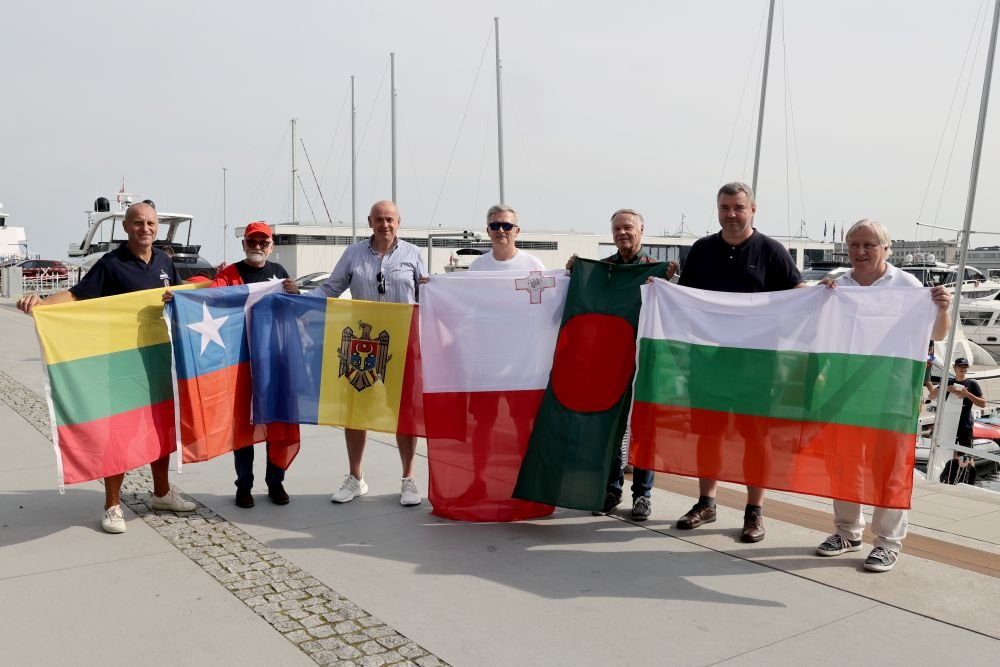 widok na zawodników stojących z flagami krajów