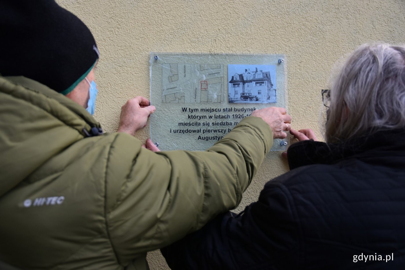 Montaż tablicy pamiątkowej na fasadzie budynku na rogu ulic Świętojańskiej i Derdowskiego // fot. Sławomir Okoń