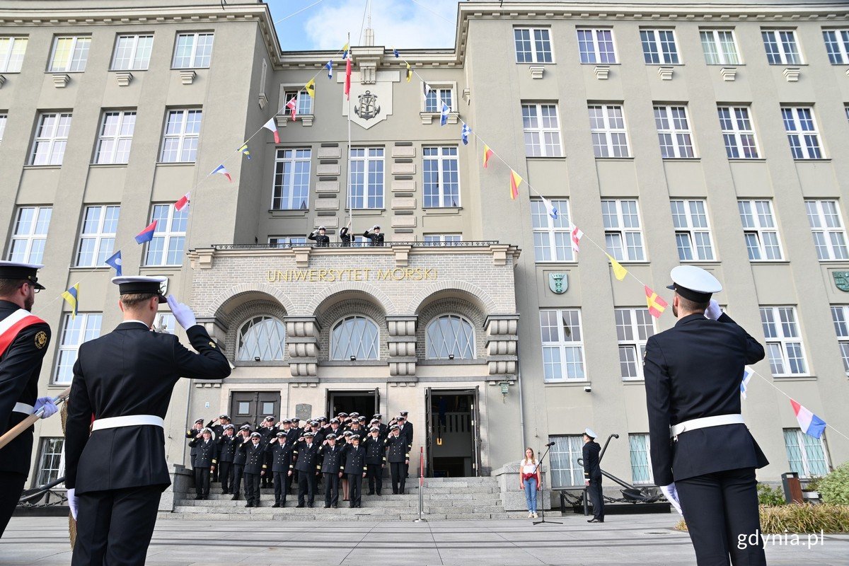 Podniesienie bandery na budynku Uniwersytetu Morskiego // fot. Magdalena Czernek