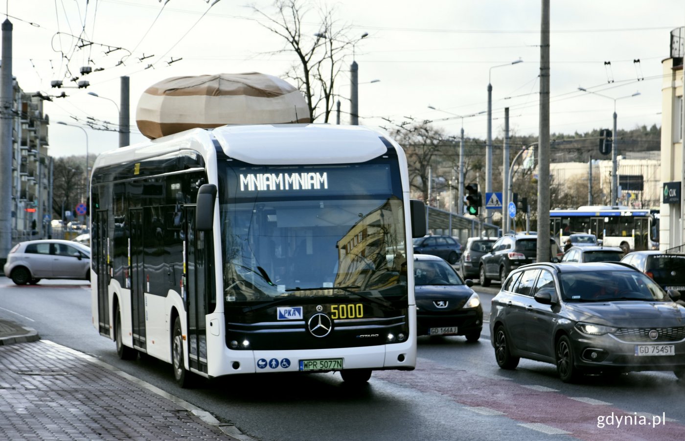 Elektryczny Mercedes eCitaro z pączkiem na dachu, fot. Kamil Złoch