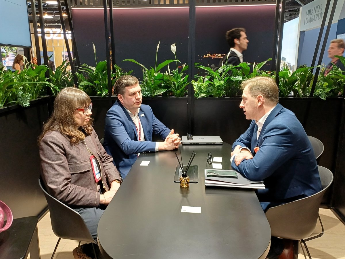 Wiceprezydent Maciej Zielonka (w środku), architekt miasta dr inż. arch. Paulina Szewczyk oraz Mirosław Bednarek, prezes zarządu Matexi Polska (fot. Justyna Patyk)