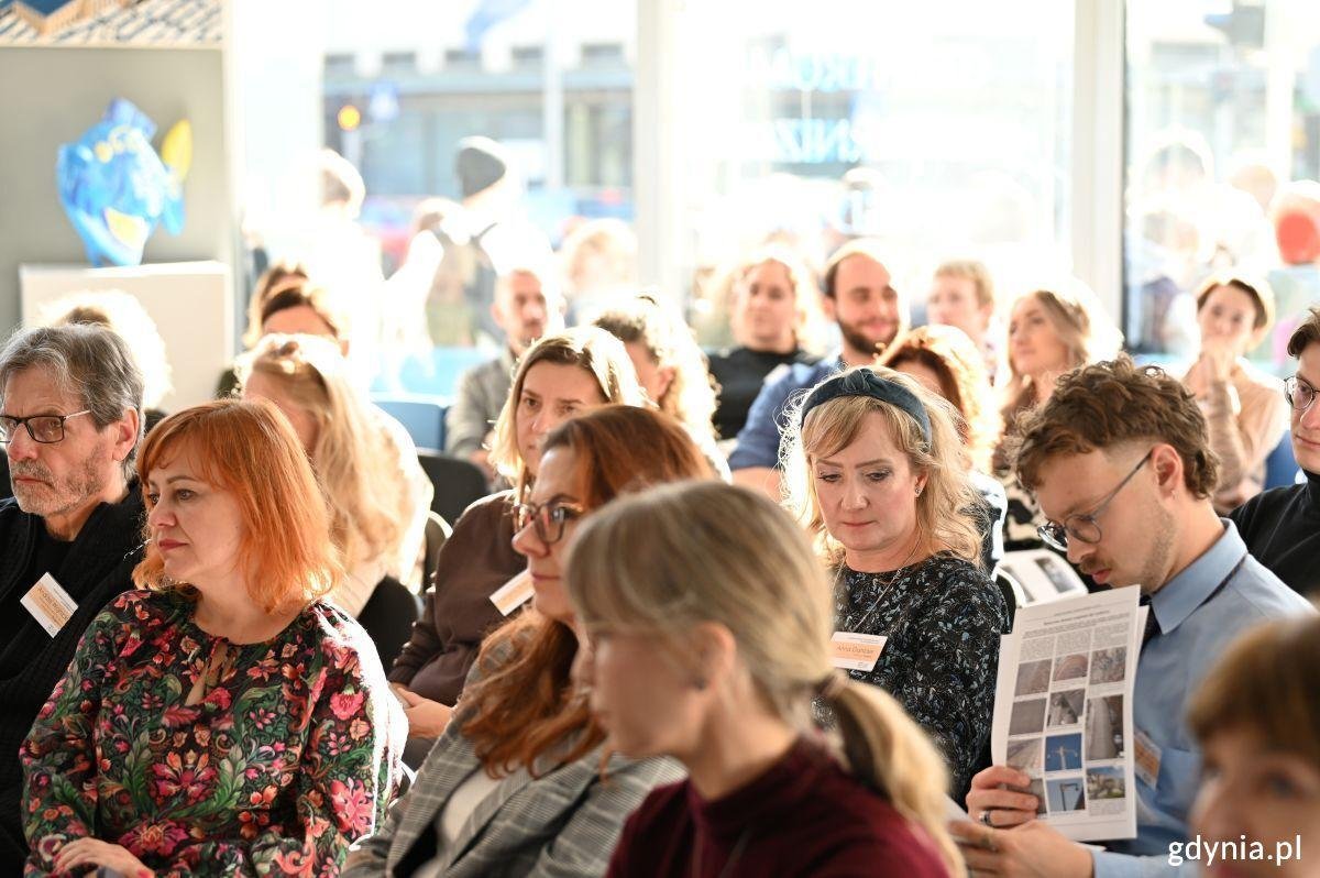 Uczestnicy Gdyńskich Warsztatów Konserwatorskich w ikonicznym budynku PLO, w którym mieści się Miejska Informacja Turystyczna (fot. Waldemar Ulanowski)
