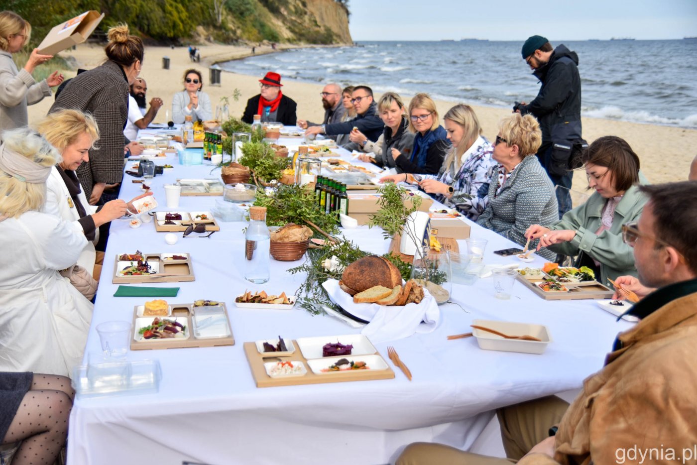 Inauguracyjne spotkanie przy stole na plaży w Orłowie. // fot. Paweł Kukla