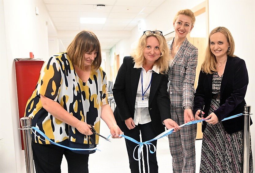  Uroczyste otwarcie Pomorskiego Onkologicznego Centrum Wsparcia Badań Klinicznych w Szpitalu Morskim im. PCK w Gdyni. Agnieszka Kapała-Sokalska z Zarządu Województwa Pomorskiego, Jolanta Sobierańska-Grenda, prezes zarządu „Szpitali Pomorskich”, Aleksandra Rukasz-Davies, kierownik onkologicznego Centrum Wsparcia Badań Klinicznych oraz Zastępca Dyrektora Centrum Rozwoju Badań Klinicznych w Agencji Badań Medycznych dr n.med. Elżbieta Bylina w momencie przecięcia wstęgi. Fot. Zygmunt Gołąb