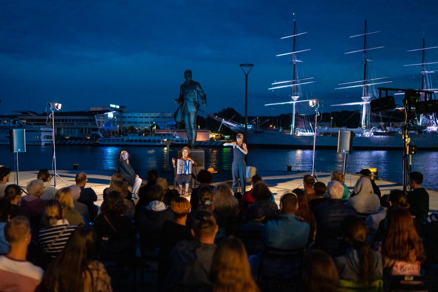 Pokaz spektaklu „Kopakonan – opowieść o kobiecie foce” przy pomniku Tadeusza Wendy w Marina Yacht Parku w ramach festiwalu „Pociąg do Miasta” // fot. Anna Rezulak
